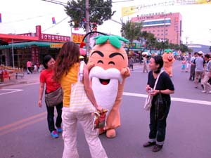 인삼축제를 찾은 일본관광객들이 삼동이와 함께 한컷 